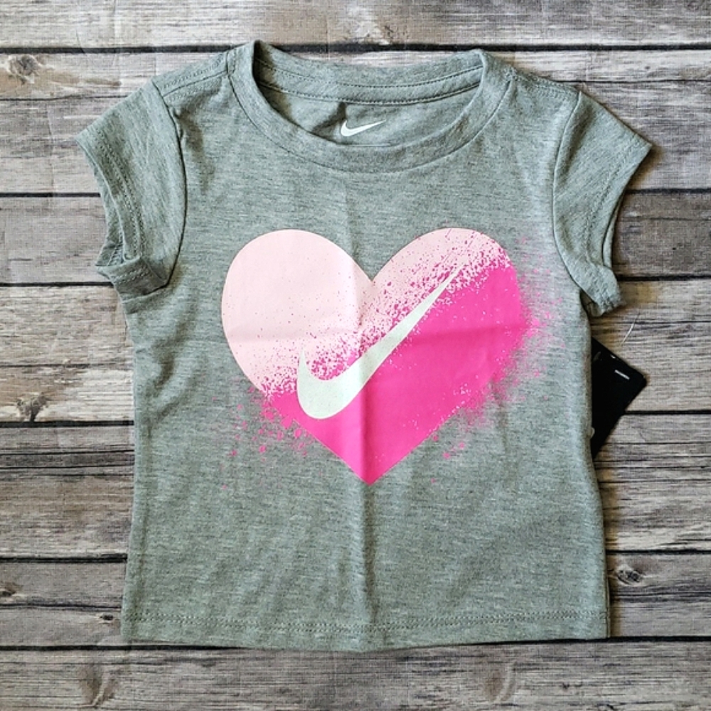 Nike Little Girls Heart Logo Graphic Tee & Shorts Set - Picture 4 of 11